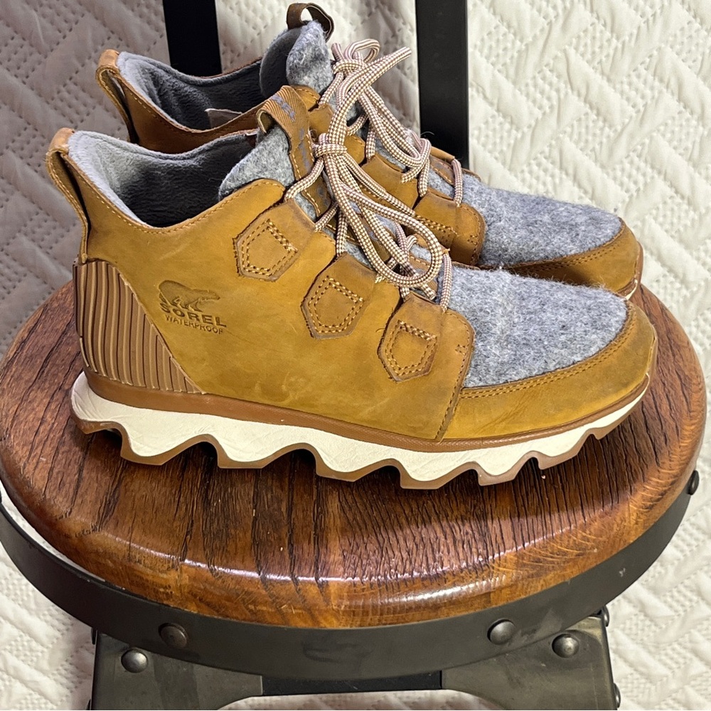 Sorel Lace Up Boots Tan and Gray with Distinctive Sole